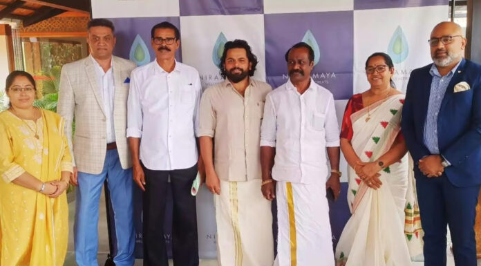 ഇപിയുടെ കുടുംബം രാജീവ് ചന്ദ്രശേഖരന്റെ ജീവനക്കാർക്കൊപ്പം; ചിത്രം പുറത്തുവിട്ട് കോൺഗ്രസ്